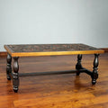 Table basse en bois de Mohena marron et cuir repoussé à la main, oiseaux andins (Pérou) - 18 H x 47 L x 19,75 P